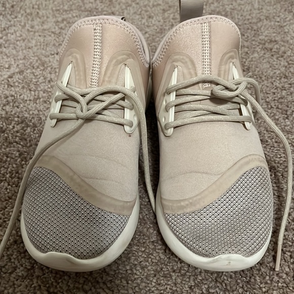 Nike shoes - Picture 5 of 5